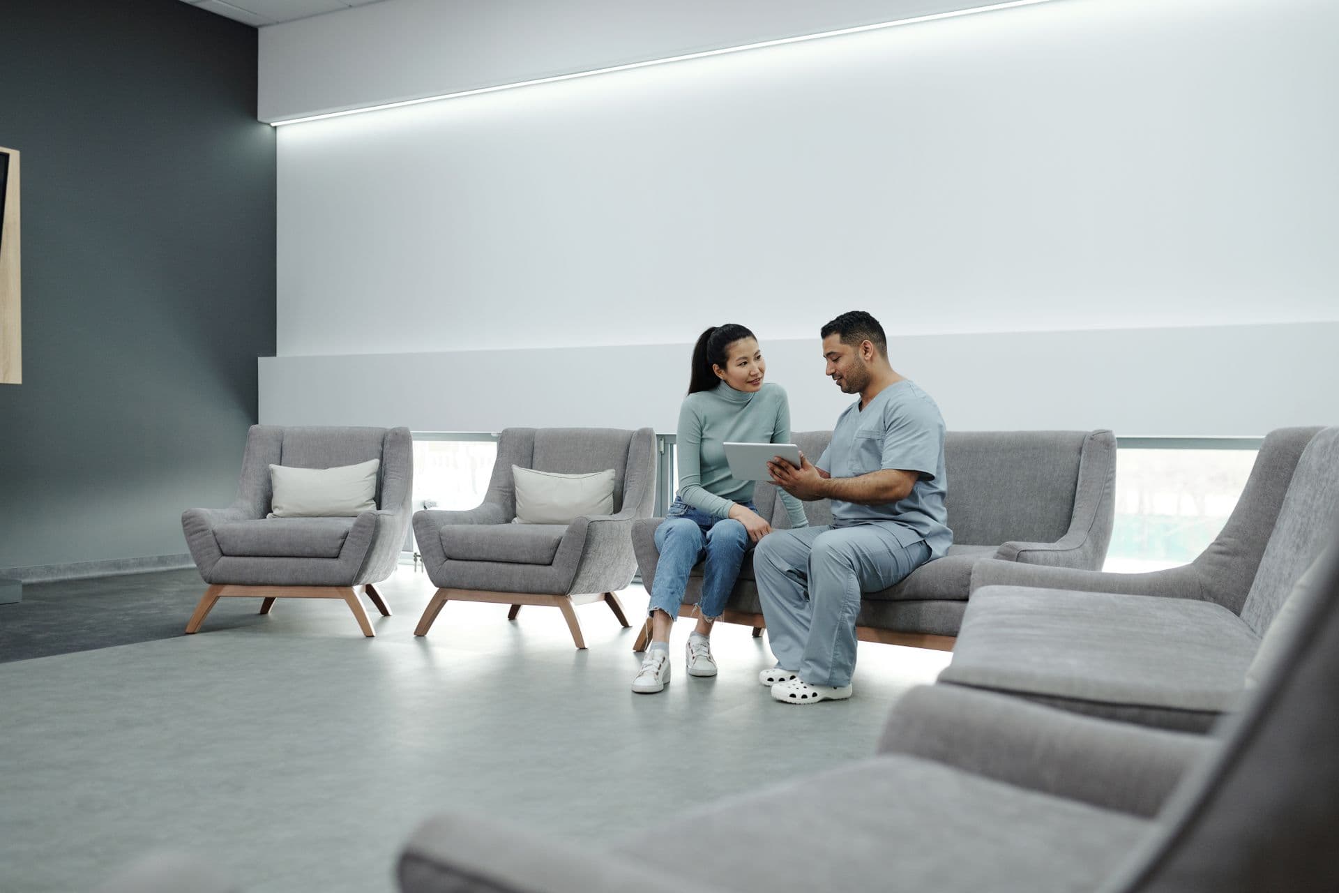 Médecin en consultation avec un patient