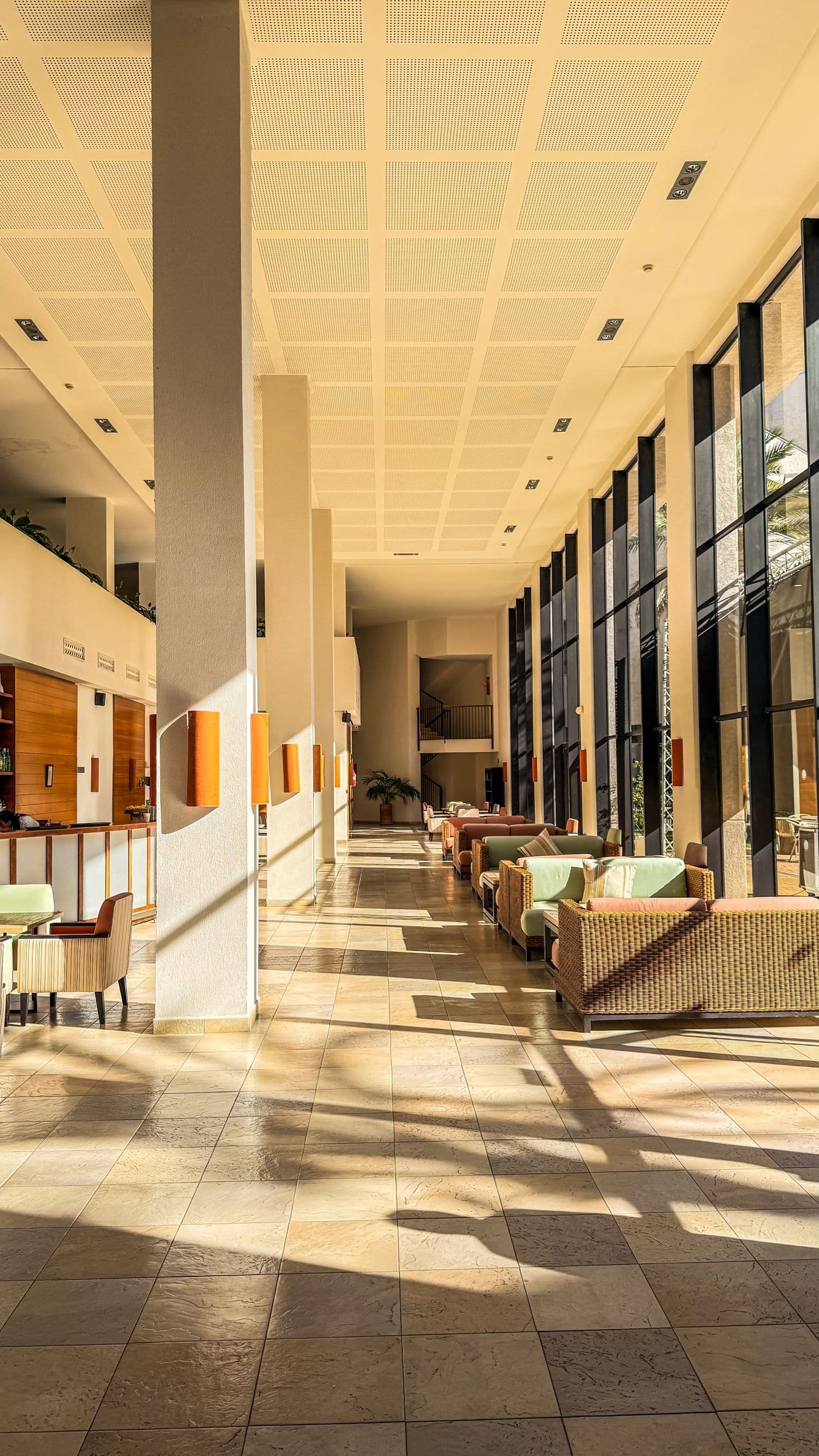 Hall d’hôtel moderne et lumineux